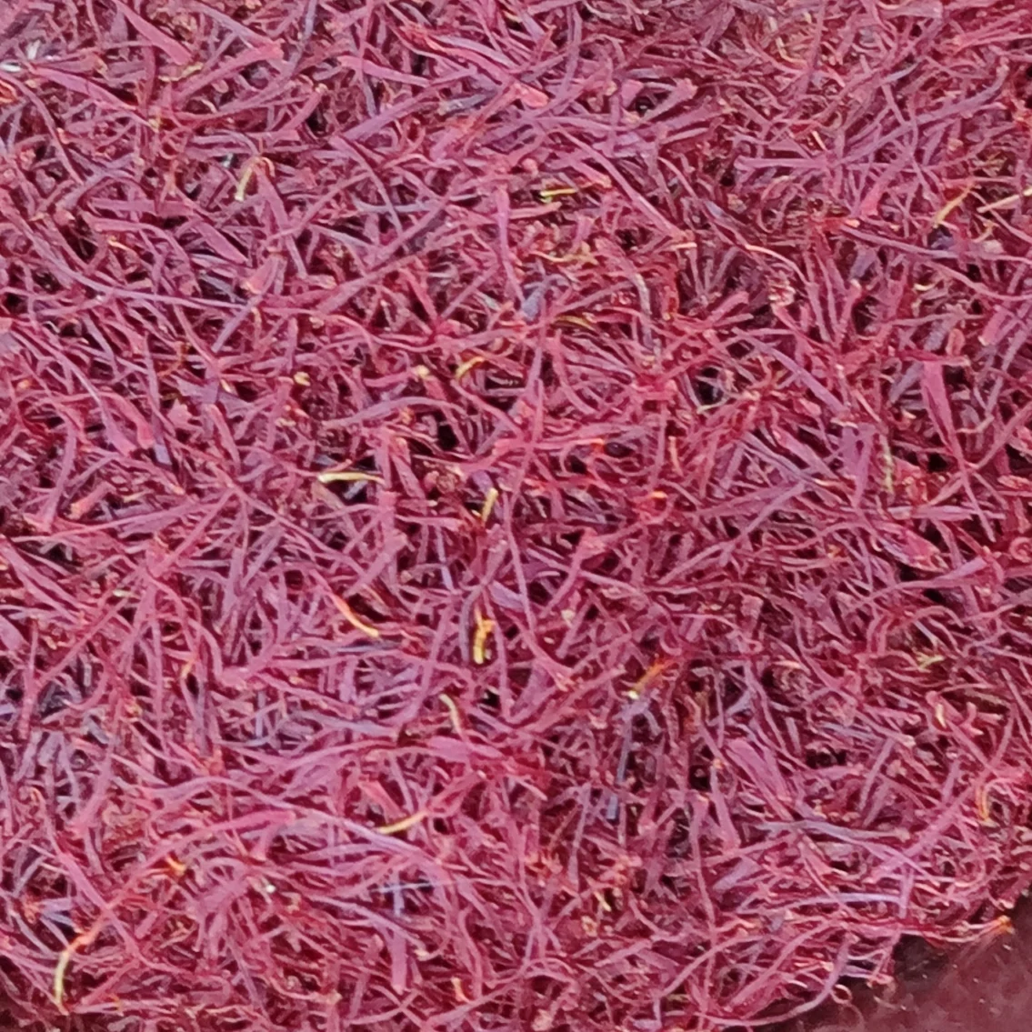 نمای محصول زعفران سرگل پاکتی شکفته 0.5 گرم دارای بسته‌بندی پاکتی - نوع بسته‌بندی