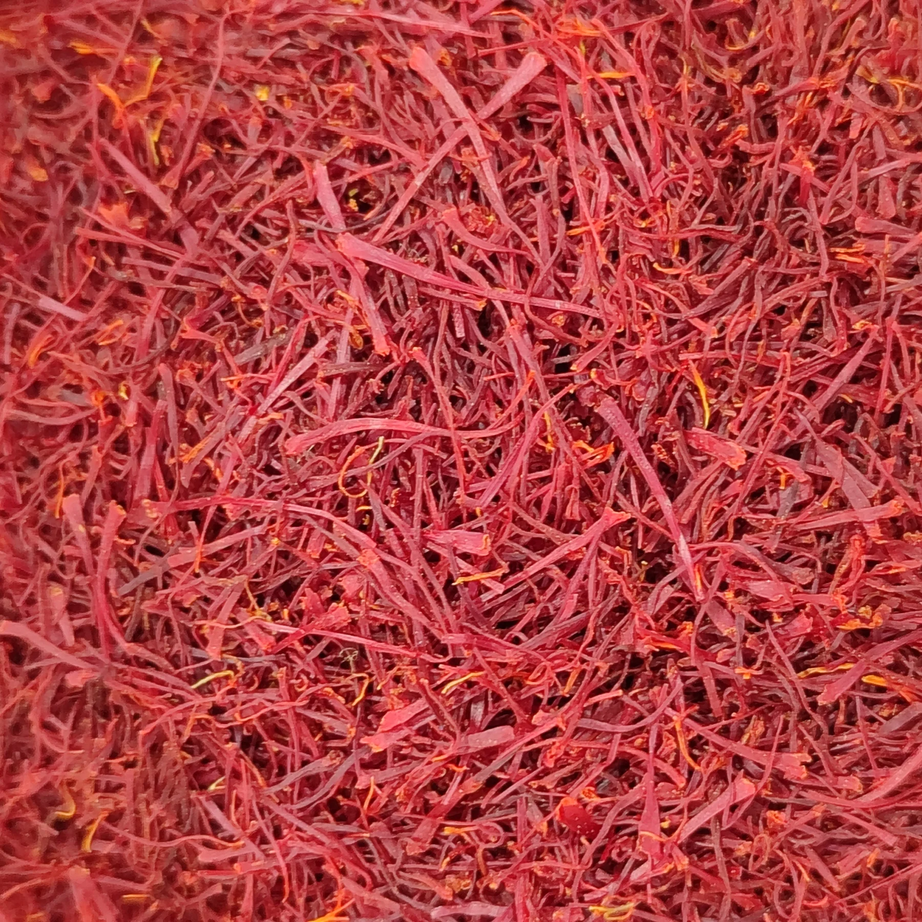 نمای محصول زعفران نگین آذین شکفته -0.5 گرم دارای بسته‌بندی آذین - نمای نزدیک