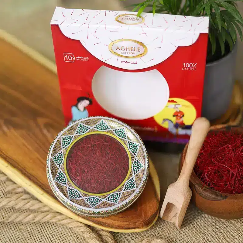 نمای نزدیک از بافت زعفران نگین 10 گرمی در بسته بندی خاتم