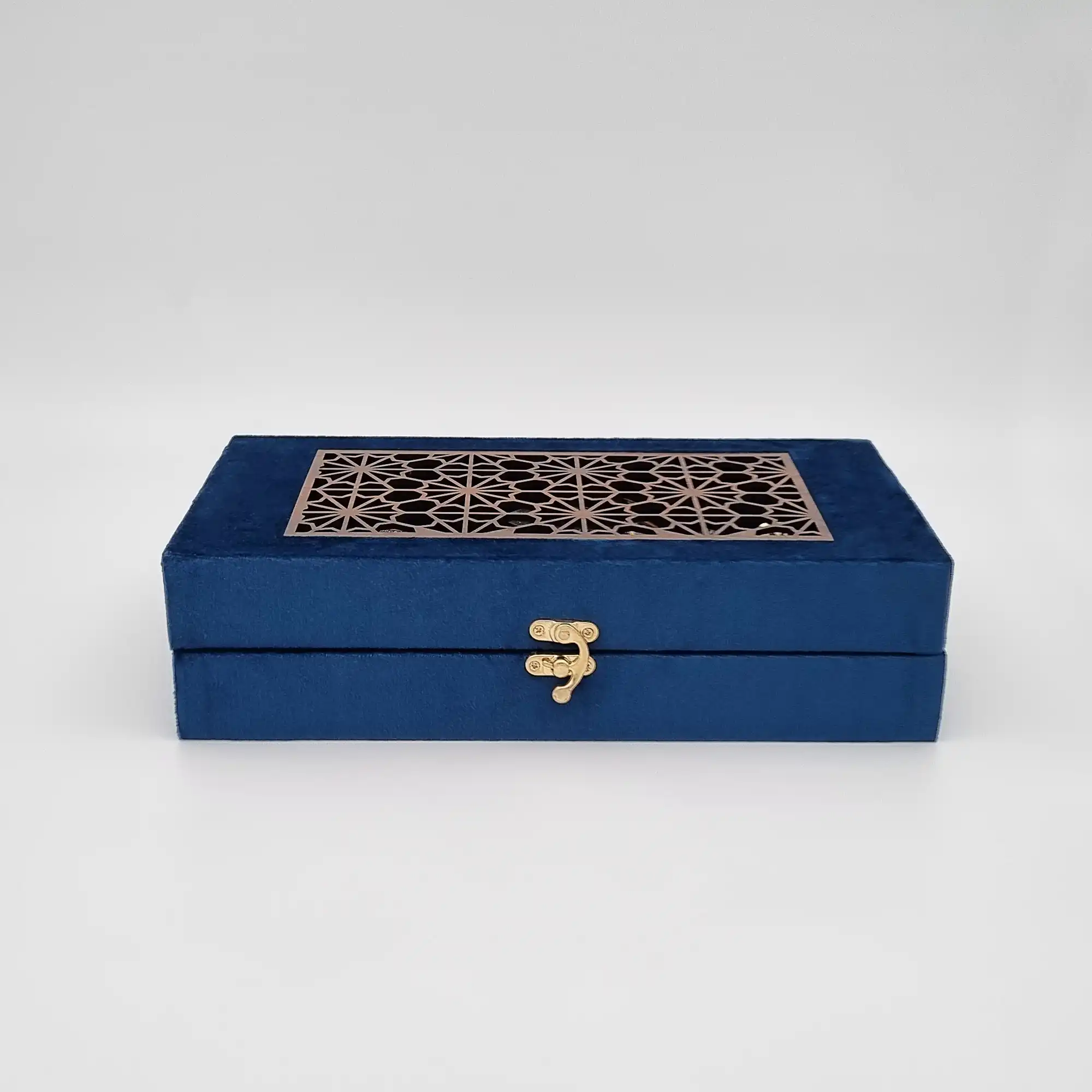 نمای محصول پک زعفران کادویی سوپرنگین 3 گرمی به همراه هاون و قوری (کد 156) دارای بسته‌بندی کادویی - نمای نزدیک