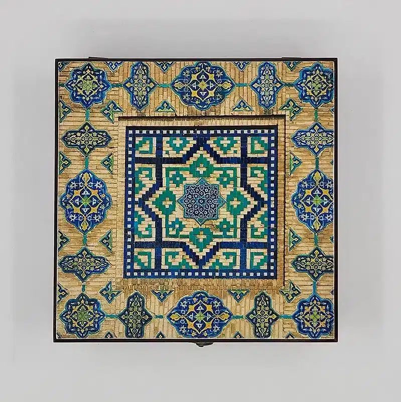 نمای محصول پک زعفران کادویی سوپرنگین 5 گرمی به همراه هل، هاون و قوری (کد 300) دارای بسته‌بندی کادویی - نوع بسته‌بندی
