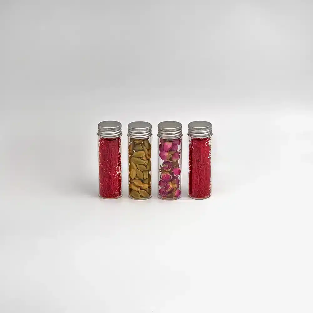 نمای محصول پک زعفران کادویی سوپرنگین 4 گرمی به همراه گل محمدی و هل (کد 321) دارای بسته‌بندی کادویی - نمای نزدیک